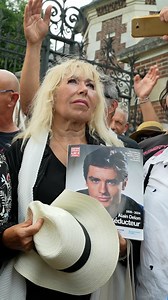 373K views · 3.9K reactions | Des centaines de fans se sont rendus devant le portail d'Alain pour lui rendre un dernier hommage en chanson | Le Parisien | Facebook