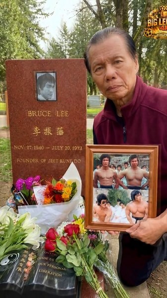 #creatorsearchinsights #bolo #tiktokviral Bolo Yeung 80 Years of Respect for a Legend Bruce Lee 🥋🙏🐲🔥 In this powerful and emotional moment, Bolo Yeung kneels beside Bruce Lee’s memorial — holding a framed collection of their iconic scenes together. The engraved stone honors the founder of Jeet Kune Do, while flowers and roses rest gently at its base, symbolizing enduring respect and remembrance. Their bond went beyond film. From Enter the Dragon to martial arts history, they shared disciplin