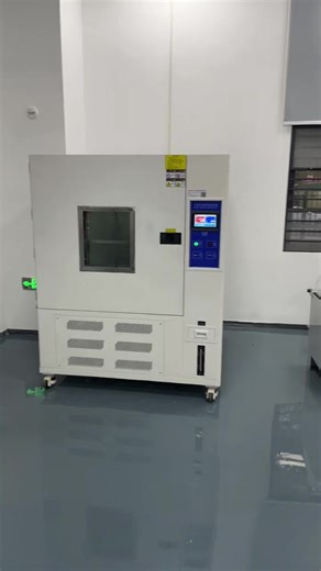 恒温恒湿试验箱（Constant Temperature & Humidity Chamber） 在密闭腔体中精准模拟恒定/交变温湿度环境，用于评估电子、汽车、航空、电池、材料等产品的环境可靠性与耐久性；符合 GB/T 2423、IEC 60068、MIL-STD-810 等国际国内标准，是研发、质检、认证的核心设备。 1. 核心系统：控制系统（PLC 触摸屏，PID算法，PT100传感器）、压缩式制冷（单级/二元复叠）、电加热、蒸汽/超声波加湿 冷凝除湿、强制空气循环；协同实现升温、降温、加湿、除湿闭环控制。 2. 工作逻辑：传感器实时采集温湿度，与设定值比对，自动启停/调节各执行单元，维持腔体内参数稳定。