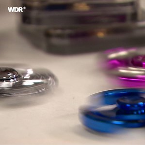 Man kann sie drehen, laut 1LIVE auch Sahne damit schlagen und allerlei anderen Quatsch machen: Fidget Spinner. Nur ein kurzlebiger Trend? | WDR aktuell