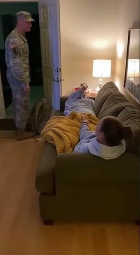Wife Breaks Down After Soldier Husband Comes Home Unexpectedly #soldierhomecoming #FamilyReunion