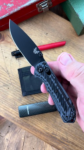 With the same features as the original in a more EDC friendly format - the highly anticipated Benchmade MINI Super Freek has arrived! Specs: ☑ 7.05