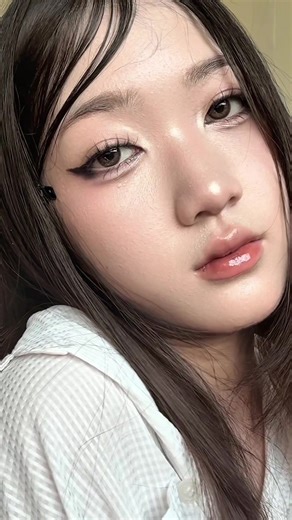 Makeup Tutorial Featuring Liz Ive