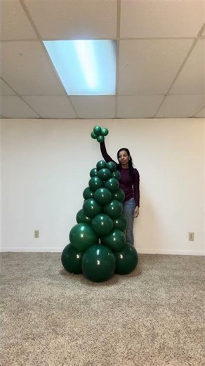 Easy Balloon Christmas Tree