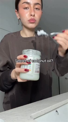 Oil pulling will give you a whiter smile and better breath. Here’s how to make it less painful. #oilpulling #coconutoil #oralhygiene #oralhealth | Magilian Health Beauty Fitness