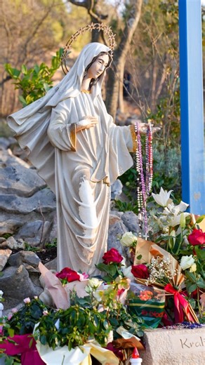 🕊️ Botschaft der Muttergottes vom 25. Jänner 2026 „Liebe Kinder! Heute rufe ich euch auf, dass ihr Gebet und Segen seid für all jene, die die Liebe Gottes nicht kennengelernt haben. Meine lieben Kinder, seid anders als die Anderen und seid positive Menschen des Gebets und der Liebe zu Gott, damit ihr mit eurem Leben ein Zeichen der Liebe Gottes für andere seid. Ich segne euch mit meinem mütterlichen Segen und halte Fürsprache für jeden von euch vor meinem Sohn Jesus. Danke, dass ihr meinem Ruf 