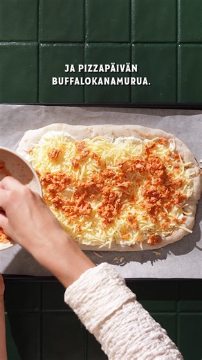 Pizzan ystävät, huomio! Tämä buffalopinsa valmistuu nopeammin kuin ehdit kattaa pöydän. Tulinen, täyteläinen ja niin hyvä, että tekisit heti toisen. Koko ohjeen ja step-by-step vaihevideon 🎬 löydät kotisivultamme www.snellman.fi. Buffalokanapinsa kahdelle: 1 pussi Snellman Pizzapäivän Buffalo kanamuru 100 g 1 pinsapohja (230 g) 150 g ranskankermaa 1 valkosipulinkynsi ¼ tl suolaa ¼ tl mustapippuria 150 g mozzarellaraastetta ½ dl buffalo-siipikastiketta tai paprikamajoneesia 1 kevätsipulin varsi 