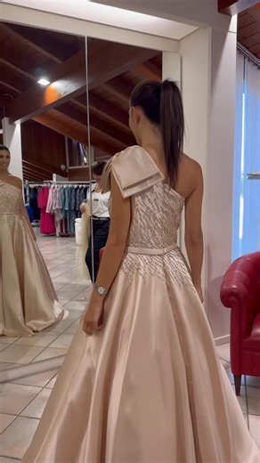 Mirell wedding on Instagram: "Eleganza in Atelier: Marfil Barcelona ✨ Lo avevate ammirato in anteprima qualche mese fa, e finalmente è arrivato: lo splendido modello di Marfil Barcelona è ufficialmente disponibile in atelier nella raffinata variante color champagne. 🥂 Il design monospalla stupisce per il fiocco scultura, mentre il corpetto in mikado è impreziosito da strass. La gonna ampia a-line nasconde un dettaglio che amiamo: comode tasche laterali per un’eleganza pratica e moderna. 👗 Vivi