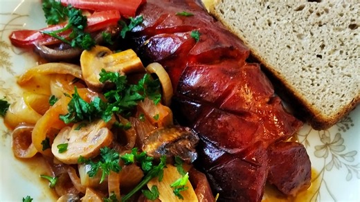 Šťavnaté buřty na pivě: Chutnají tak skvěle, že si je připravíte klidně i bez táboráku a jejich vůně přiláká i sousedy