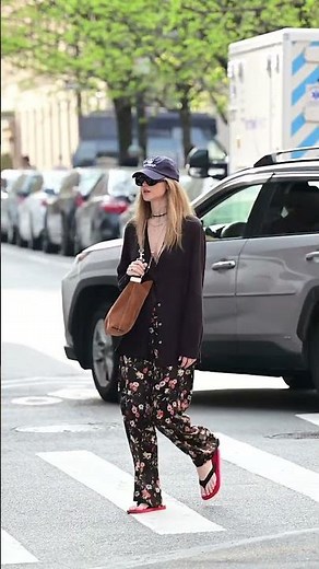 #JenniferLawrence spotted with a friend in NYC #celebritynews #hollywoodpipeline