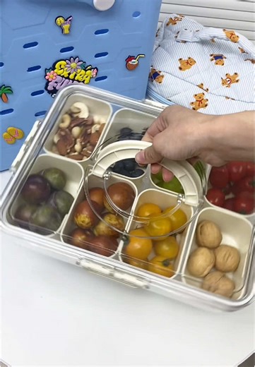 食品収納ボックスに仕切りプレートがついていて、食材を整理しやすくなりました。 #フードオーガナイザー #お弁当箱 #フルーツクリスパー #おすすめグッズ #ポータブル