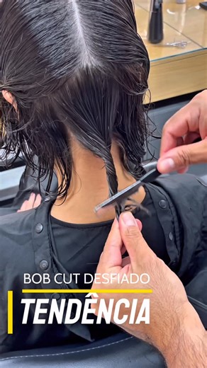 Rodrigo Cintra on Instagram: "O fim do cabelo pesado e sem vida!✂️ Muitas vezes, o que falta no seu visual não é tirar no comprimento, mas sim trazer leveza e movimento. Nesse Bob Cut Desfiado, eu usei a técnica da navalha para eliminar o peso das pontas e criar camadas que se encaixam sozinhas no dia a dia. O resultado é esse look moderno, fluido e extremamente sofisticado. Mas agora eu quero saber a sua opinião sincera: Você teria coragem de desapegar do comprimento para ter esse movimento, ou