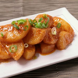 『大根の甘辛みそ焼き』 【材料】 2人前 大根 200g ----- 調味料 ----- みりん 大さじ2 みそ 大さじ1.5 料理酒 大さじ1 一味唐辛子 小さじ1/2 サラダ油 大さじ1 小ねぎ（小口切り） 適量 【手順】 大根は皮を剥いておきます。 1. 大根は、1cm幅の半月切りにします。 2. ボウルに調味料の材料を入れ混ぜ合わせます。 3. フライパンを中火で熱し、サラダ油、1を入れ炒めます。 4. 大根が半透明になり、火が通ったら2を入れ炒め合わせます。 5. 大根に味が染み込んだら器に盛り付けて、小ねぎを散らして出来上がりです。 【コツ・ポイント】 みそは米麹の褐色みそを使用しています。違う種類のみそを使用する場合は、味の調整が必用な場合があります。 【レシピの紹介】 シンプルに大根を炒め、みそで味付けをした炒め物のご紹介です。一味唐辛子を入れることで、甘辛い味付けになり、お酒のおつまみにもピッタリの一品になりますよ。濃いめの味付けですので、白いごはんにもよく合います。 ———————————————————— iPhone/Androidアプリ『クラシル』はこちら！ 