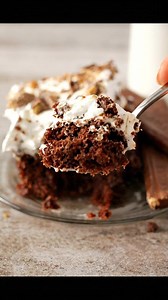 This Heath Bar Poke Cake is the kind of sweet indulgence that takes me back to carefree summer parties, where each creamy bite feels like a hug from an old friend. Trust me, you won’t be able to resist sneaking a piece (or three)! Recipe’s waiting for you in the comment 👇 | Recipes & Cooking Guide