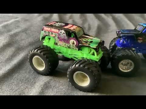 Hot Wheels Monster Jam 1:64 scale Grave Digger and Son-Uva Digger