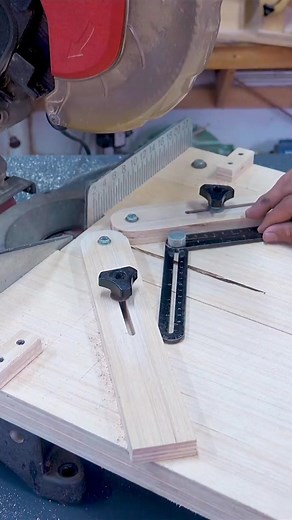 Discover the incredible Miter Saw JIG that elevates your cutting techniques to perfection! Achieve flawless angles and precise cuts every time. (Part2) 🛠️✨#reelviral #fbreelsvideo #homeservice #christmasdecor #homeremodeling #MiterSaw #Woodworking #DIYProjects(2) | Carlos Madden