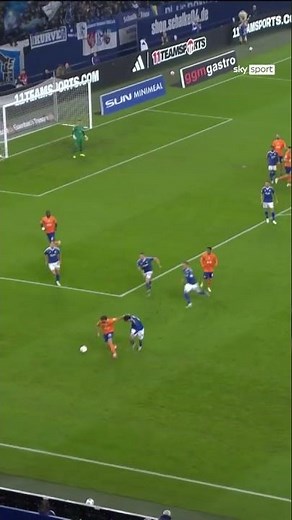 Royal blue power pressing 🔵⚒️⚪ #S04 #Schalke #Football #Football #Futbol 🎥 @SkySportDE