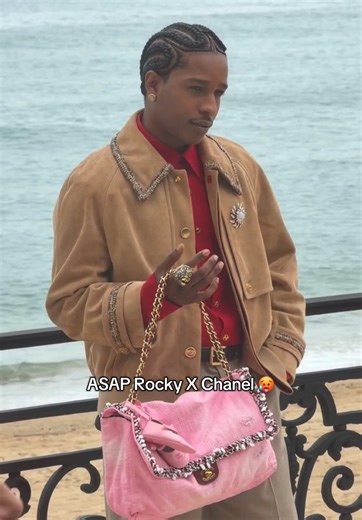 #AsapRocky tra gli ospiti della sfilata Cruise di #chanel, la prima firmata Matthieu Blazy 👀