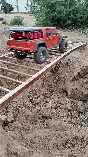 SCX10 VS TRX4 (Suspension Test)
