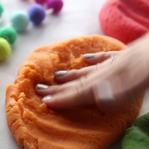 804K views · 1.6K reactions | This is the BEST playdough recipe! With vibrant colors and an awesome scent, this recipe is a favorite for teachers, parents, and kids! Only a few ingredients needed! Recipe found here ---> https://teachingmama.org/how-to-make-jello-playdough/ | Teaching Mama | Facebook