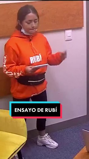 @(MARTÍN G) le está dando con todo al ensayo para sorprender a los críticos en los próximos conciertos. 👏🏻🤩🎤🧡 #LaAcademia #SemanaMilitar