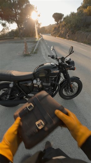 Twisting through mountain roads, every turn a new adventure. A friend, a fist bump, and the Triumph Scrambler—carrying the journey ahead with the Tank-Tail Bag. 🏍️🏔️ Video: @moztreet #RideTogether #EveryTurnAMemory #tripmachine #tripmachinecompany | Trip Machine
