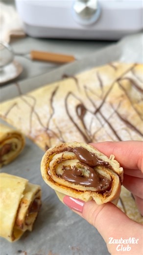Pfannkuchen mal anders – und so einfach! 😍 Dieser Ofenpfannkuchen wird komplett im Backofen gebacken, ganz ohne ständiges Wenden in der Pfanne. Der Teig ist im Monsieur Cuisine im Handumdrehen gemixt und erledigt sich dann fast von selbst. 😎 Perfekt für ein entspanntes Frühstück, Brunch oder ein süßes Mittagessen – fluffig, lecker und absolut gelingsicher. 💪🏼 💬 Würdest du ihn lieber süß oder herzhaft genießen? 🥞 Für 1 Ofenpfannkuchen 🥞 300 g Milch 2 Eier 160 g Weizenmehl Type 405 1 Prise 
