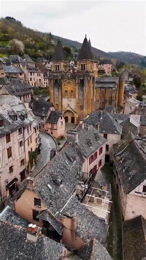 Étape mythique sur le chemin de Saint-Jacques, Conques émerveille par son abbaye et ses ruelles hors du temps 🤩✨ Un lieu où l'on fait une pause, où l'on contemple... et où l'on recharge les batteries avant de reprendre la route 🥾 📍 GR®65 > Le Puy-en-Velay 👉 Saint-Jean-Pied-de-Port 🥾 🎥 ken4photo | Chemins de Saint-Jacques