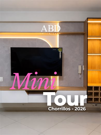 📺✨ Recorrido de este Centro de TV – Proyecto en Chorrillos Hoy te presentamos el resultado final de este diseño que combina elegancia, funcionalidad y detalles que realmente marcan la diferencia. Este centro de TV fue desarrollado con un panel central en acabado tipo piedra que aporta sofisticación al ambiente, acompañado de iluminación LED cálida que enmarca el diseño y crea un efecto moderno y acogedor en la sala. La consola flotante en tonos madera y blanco aporta ligereza visual y, al mismo