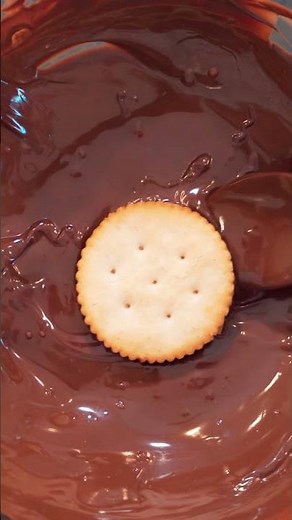 Get Your Chocolate Fix with These Delicious Peanut Butter Ritz Cookies!