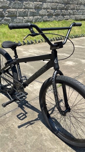 The 26” Blocks Flyer is an awesome bike, and our new Matte Black colorway is right on point. Whether you keep it stock straight out of the box or customize it with your own color choices for components, this bike is a blank canvas—ready for you to paint your perfect bike life picture. Would you add any colored parts this bike? What color(s) would you choose!? | SE Bikes