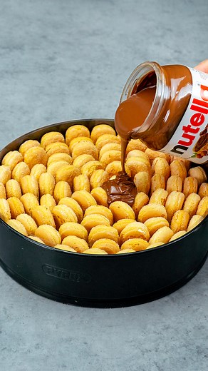 Vergessen Sie schwierige Rezepte! Ein Dessert ohne Backen, das auch Kinder zubereiten können! Zutaten: Löffelbiskuits: 300 g Milch: 500 ml Eier: 3 St Zucker: 100 g Maisstärke: 50 g Zitronensaft: 50 ml Milch: 200 ml weiße Schokolade: 100 g Nutella: 200 g Zitrone: 1 St Orange: 1 St Ingwer: 20 g Granatapfel: 30 g Orange: 30 g Nelken: 8 g Zitrone: 1 Scheiben Minze: 5 g Honig: 10 g | Cookrate - Deutschland