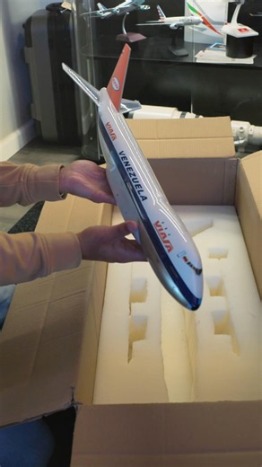 Unboxing a massive 1/100 scale Boeing 747-200 by Bader Models