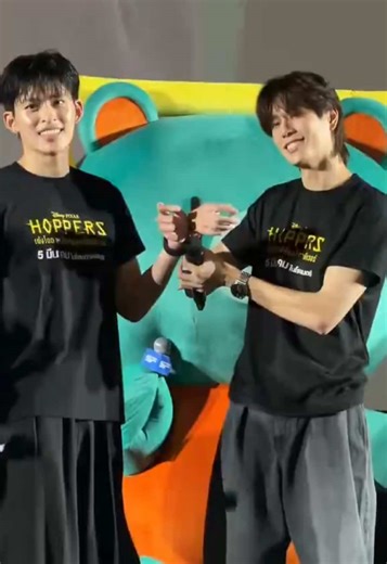 Cuộc trò chuyện hài hước giữa các nhân vật trong video