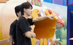 【狼队fly】fly参加向前冲节目 结果第二关就落水了哈哈哈哈 我听他解说别的人闯关的时候以为他很牛 没想到他闯关的时候哈哈哈……