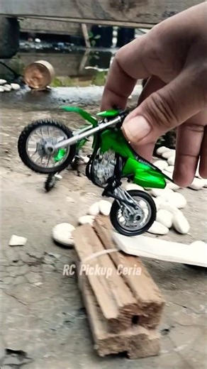“Dangerous Dirt Bike Freestyle Stunts” RC Toyota land cruiser MN82 Pro #shorts #freestyle #Dirtbike