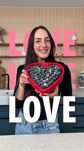 coox Wunderform on Instagram: "❤️ Der Moment ist da – unsere limitierte Herz-Springform mit Glasboden ist offiziell gelauncht! Zur Feier gibt’s einen verführerisch saftigen Schokokuchen mit Blaubeeren, der zeigt, wie schön Backen mit Herz sein kann. Die Form punktet nicht nur mit perfektem Ergebnis, sondern auch mit einem stilvollen Auftritt – dank Glasboden direkt vom Ofen auf den Tisch. ✨ Das komplette Rezept wartet auf unserer Website. Greift schnell zu, solange die Herzform verfügbar ist! #c