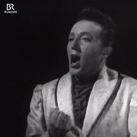 Mit seinem Debüt als Tamino in Mozarts "Zauberflöte" an der Staatsoper Stuttgart startete der Tenor Fritz Wunderlich durch. 🤩👏 Diese Aufnahme der Bildnis-Arie stammt aus dem Jahr 1966. 🕊️ Heute vor 58 Jahren, am 17. September 1966, verstarb der Sänger mit nur 35 Jahren. 🥲 #mozart #zauberflöte #wunderlich #tenor #opera #music #ClassicalMusic | ARD Klassik