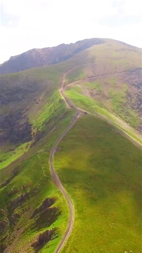 🚂 #𝗦𝘁𝗲𝗮𝗺𝗧𝗿𝗮𝗶𝗻𝗦𝘂𝗻𝗱𝗮𝘆 | Snowdon Mountain Railway offers a breathtaking journey to the summit of Wales’ highest peak, Yr Wyddfa (Snowdon). Climbing 4.7 miles through the heart of Snowdonia National Park, this legendary rack-and-pinion railway has been delighting visitors since 1896. Towering mountain ridges, rolling valleys, and endless panoramic views await as you ascend to the highest point in England and Wales. Whether you travel in a heritage steam locomotive or a modern diesel