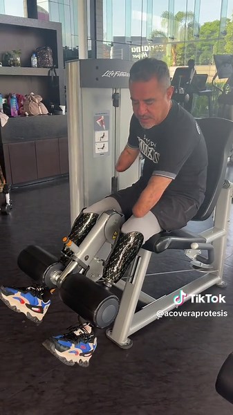 Ejercicios efectivos con prótesis en el gimnasio