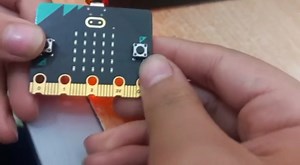 1.6K views · 26 reactions | Informatique Classe 9 eme année de base carte microbit et make code: Activités : 1.Lorsque vous secouez votre micro:bit, le programme sélectionne un nombre aléatoire entre 1 et 6 et l'affiche sur l'écran LED 2.calculatrice:somme et multiple de 2 nombres‍六‍‍ | École et Collège Amed Sahline | Facebook