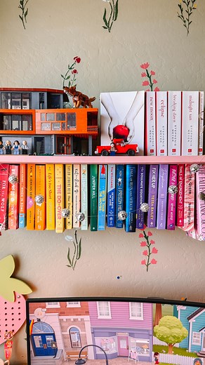 60K views · 1.1K reactions | mini diy hanging/upside down books tutorial ✨ super easy! just need 1in elastic strap, a shelf, books for loop size, & staples. pull the elastic a little tight around the book bc it’ll stretch a bit when it’s hanging. doesn’t damage books & it’s just a fun little addition to your walls 﫶 #diy #bookshelf #diytutorial #homelibrary #hobbyroom #pcsetup #desksetup | the introvert edition | Facebook