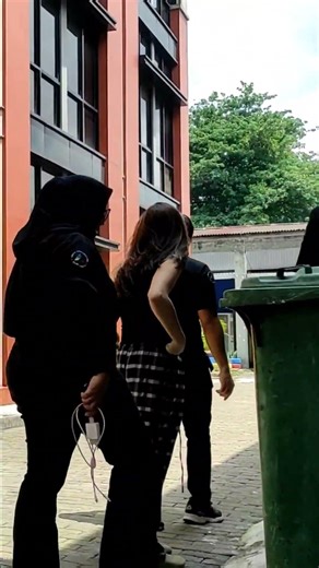 AYU TING TING SAAT TIBA DI STUDIO BROWNIS #redcarpet83 #transtvofficial #ayutingting