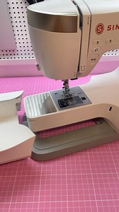 Cupom de desconto na loja online oficial da Singer: PassoaPassoCriativo Essa é a incrível Singer Elite CE677, uma máquina de costura doméstica de alto desempenho, maior força de perfuração, ponto de letras, passador de linha na agulha, visor da bobina, botão play/pause para costurar com ou sem o pedal, botão arremate, botão de posicionamento da agulha e muito mais. Essa máquina também está na promoção da semana do consumidor na loja online oficial da Singer, use o cupom de desconto e ganhe desco