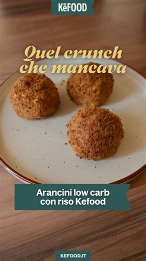 kefood | Low Carb, con un gusto che non ti aspetti on Instagram: "👇 Commenta 𝗥𝗜𝗖𝗘𝗧𝗧𝗔 e ti mandiamo un messaggio con la ricetta completa! 🧆 𝗔𝗿𝗮𝗻𝗰𝗶𝗻𝗶 𝗹𝗼𝘄 𝗰𝗮𝗿𝗯 𝗶𝗻 𝗳𝗿𝗶𝗴𝗴𝗶𝘁𝗿𝗶𝗰𝗲 𝗮𝗱 𝗮𝗿𝗶𝗮 Dorato fuori, filante dentro. L'arancino che ti mancava è tornato! Con questa versione low carb e senza glutine, puoi gustarti tutta la bontà della tradizione. Croccante fuori, con un cuore di ragù e provola che fila come deve. Comfort food vero: da preparare, congelare e gode