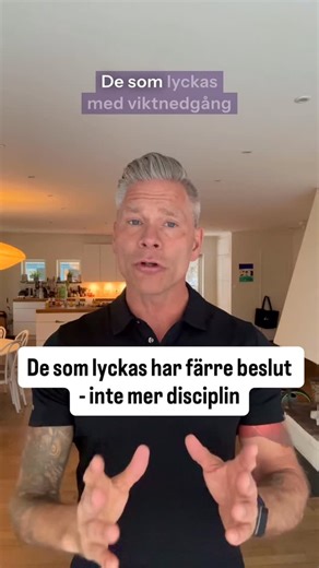 Johannes Cullberg on Instagram: "De som lyckas långsiktigt med viktnedgång har inte mer disciplin. De har bara slutat slösa energi på att fatta samma beslut om och om igen. Ett exempel från min egen vardag: 06:00 – Vatten med elektrolyter + kreatin innan kaffet 07:00 – Samma frukost. Mina kosttillskott + omega-3 08:30 – Promenad med hunden i skogen 10:00 – Proteinshake 12:30 – Måltidslåda (ligger klar i kylskåpet) 15:00 – Träning 18:00 – Middag 22:00 – Magnesium/saffran + glycin för sömnen 22:30