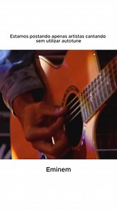 A voz do Eminem não se define por melodia tradicional, mas por precisão emocional e controle absoluto da palavra. Ele usa a voz como lâmina. Cada sílaba é escolhida, cada pausa tem intenção, cada mudança de tom altera completamente o impacto do que está sendo dito. O timbre é cortante, às vezes agressivo, às vezes quase cansado, mas sempre carregado de verdade. Quando a voz aparece crua, sem efeitos, fica evidente que o poder não está no volume, mas na articulação. Eminem domina ritmo e respiraç