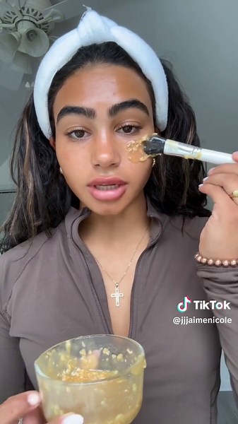 Clearing Acne & Healing Skin: Oats and Manuka Honey Mask