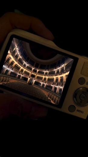 🎭Qual è la tua parte preferita di Oliver Twist? 🎭 Ed eccoci dietro le quinte a porre la stessa domanda agli attori del nostro musical, le risposte sono tutte diverse… ma super emozionanti! ✨ Tra canzoni, risate e momenti speciali, questo spettacolo è pensato per le scuole e per far innamorare studenti e insegnanti del teatro. 👉 Guarda il reel e scopri cosa amano di più! | Erasmus Theatre