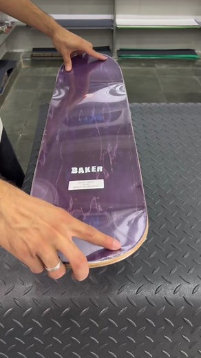 Montando um skate profissional completo 🔧 Setup elaborado com algumas das melhores peças de skate do mundo. 🌎 ⚙️⚙️⚙️ • Shape Baker TF Waves em maple canadense 8.5” • Lixa Jessup Griptape Classic • Truck Independent Mid Hollow 149mm • Parafusos de base Independent Precision Bolts • Rolamentos Bronson Speed Co. G2 • Rodas Spitfire Fourmula Four Conical Full 54mm • Montagem feita pela Ever Skate Shop Acesse o site e confira todos os produtos (link no perfil). 🌐 everskateshop.com.br Ficamos à dis